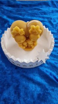 Bienenwachskerze  als Herz mit Teddyfamilie  aus reinem Bienenwachs direkt aus dem Bienenstock