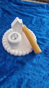 Teller mit Haus und Tafelkerze aus Bienenwachs