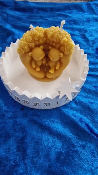 Bienenwachskerze als Herz mit zwei Teddy aus reinem Bienenwachs direkt aus dem Bienenstock