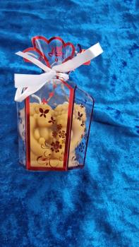 Preview: Bienenwachskerze als Herz mit zwei Teddy aus reinem Bienenwachs direkt aus dem Bienenstock