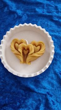 Preview: Bienenwachskerze  mit drei Herzen  aus reinem Bienenwachs direkt aus dem Bienenstock