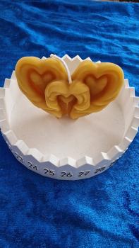 Bienenwachskerze  mit drei Herzen  aus reinem Bienenwachs direkt aus dem Bienenstock