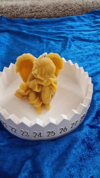 Bienenwachskerze ein Engel der sitzt