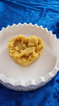 Herzkerze mit ein Engel  aus reinem Bienenwachs direkt aus dem Bienenstock