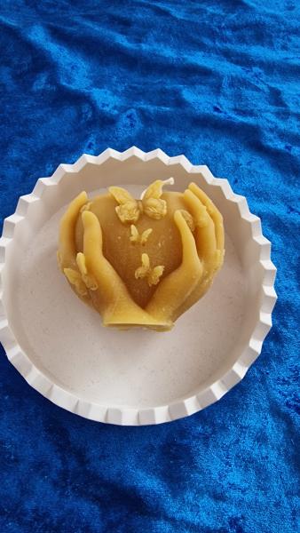 Bienenwachskerze mit Herz und Hände  aus reinem Bienenwachs direkt aus dem Bienenstock