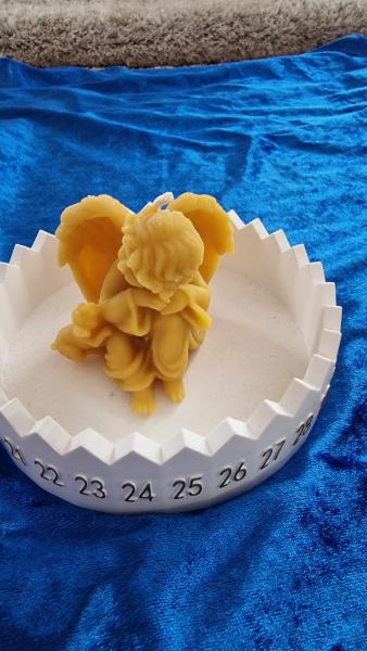 Bienenwachskerze ein Engel der sitzt