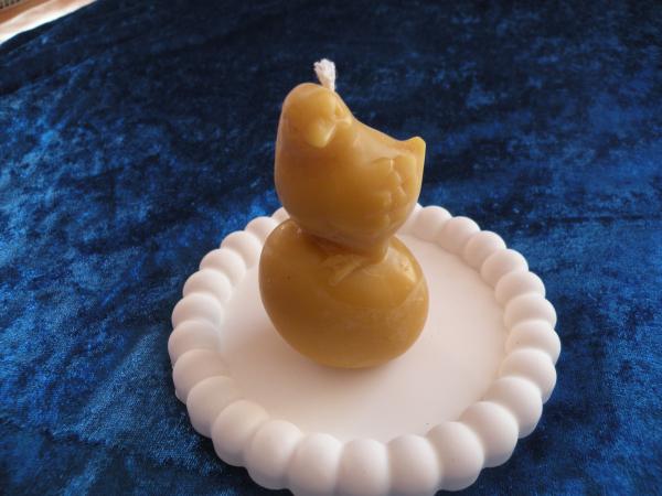 Osterküken , eine Kerze aus reinem Bienenwachs direkt aus dem Bienenstock